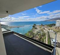 Kilátás egy nyaraló apartman teraszáról Sarandë városában a tengerpartra és a tengerre.
