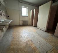 Az épület belső tere mosdókkal és WC-kkel.