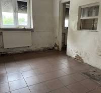 Üres üzlethelyiség ablakkal és radiátorral.