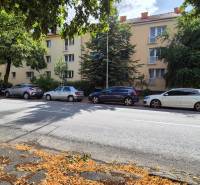 Az épület a Pod Párovcami utcában, Pöstyénben, fákkal és parkoló autókkal körülvéve.