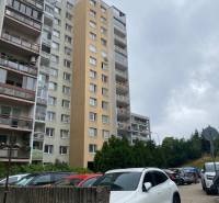 Lakóház a Rozvodná utcában, Pozsony - Újváros, parkoló az előtérben.