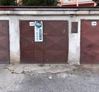 Eladó egy régebbi barna garázs a Považská utcán, Kassán, Nyugati városrészben.
