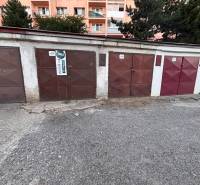 Garázsok a Považská utcán, Kassa - Nyugati városrész, háttérben egy lakóházzal.