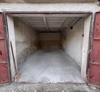 Nyitott garázs a Kassai Považská utcában, Západ városrészben, betonpadlóval.