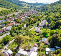 Rétek: családi házak panorámája a völgyben, erdőkkel körülvéve a Rétek utcánál.