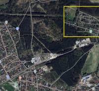 Légi felvétel Lozornóról, kerteket mutatva, amelyeket erdők és mezők vesznek körül.