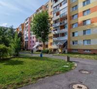 Lakóház a Záborského utcában, Poprádon, zölddel és járdákkal körülvéve.