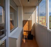 Üvegezett loggia egy 3 szobás lakásban, kilátással a panelházakra Poprádon, a Záborského utcában.
