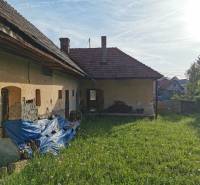 Egy régebbi családi ház Nitrianskych Sučanyban, a Nitrianskych Sučany utcában, füves telken.