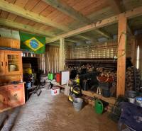 Családi ház garázsának belseje különféle szerszámokkal és a falon egy brazil zászlóval.