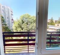 Kilátás egy 2 szobás lakásból a Centrum I. utcán Dubnica nad Váhom városában, erkéllyel és zöldövezettel.