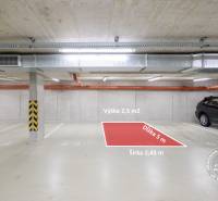 Parkolóhely a garázsban 5x2,45 méteres mérettel, ideális jármű számára.