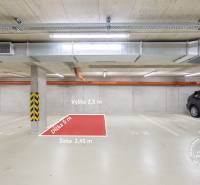 Garázs parkolóhellyel belül. Szélesség 2,45 m, hosszúság 5 m.