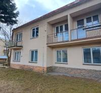Épület a Fő utcán, Alsósztregován, a Szállodák és panziók kategóriájába tartozik.