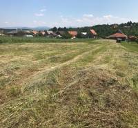Lakóövezeti telkek Trenčianske Jastrabie-ban, kilátással a környező tájra és házakra.