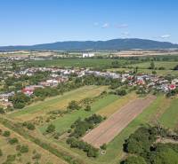 A Sečovce panorámája lakóterületeket kínál festői természettel és mezőkkel körülvéve.