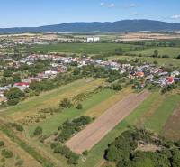 Panorámás kilátás Sečovcéra a kiterjedt lakóterületekkel és a környező mezőkkel.