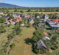 Légi felvétel a Sečovce-i lakóterületekről, amelyeket zöldterületek és házak vesznek körül.