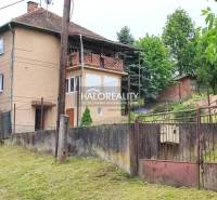 Családi ház Csehbrezován nagy kerttel, kerítéssel és verandával.