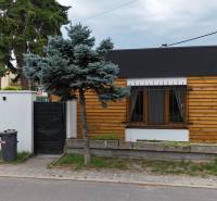 Családi ház a Poľná utcában, Most pri Bratislave-ban, fa burkolattal és kerttel.