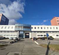 Irodák a Vajnorská utcán, Pozsony - Újváros, parkolóhellyel és autókkal.