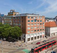 Irodaház az SNP utcán, Pozsony - Óváros, villamos halad át az utcán.