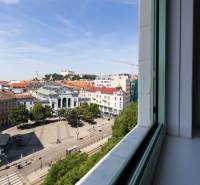 Kilátás az irodákból Pozsony - Óváros, SNP tér, történelmi épületekkel.