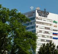 A Westend Tower épülete a fák között a Dúbravská úton, Pozsony - Karlova Ves városrészében.