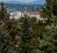 Kassa panorámája, történelmi épületekkel, amelyeket zöldterületek és hegyek vesznek körül a háttérben.