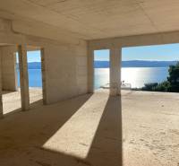 Villa tengerre néző kilátással és befejezetlen építészettel Dućiban.