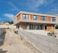 Folyamatban lévő villa Vodicében beton terasszal és modern ablakokkal.
