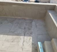A vodicei építési villában van egy beton terasz és lépcsők.