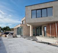 Villa Vodiceben építkezés közben külső anyagokkal és kilátással a környékre.