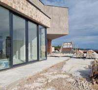 Villa építése Vodice-ben üvegfallal és tengerparti építkezéssel.