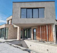Befejezetlen villa Vodice városában, kő- és téglafalakkal, nagy ablakokkal és terasszal.