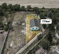 Családi ház légifelvétele Kozárovceban kerttel, telek területe 779 m².