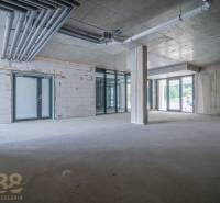 Üzlethelyiségek nagy üvegezett homlokzatokkal és beton elemekkel Svitben.