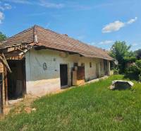 Családi ház Hronovce-ban elhagyatott homlokzattal, régebbi tetővel és füves környezettel.