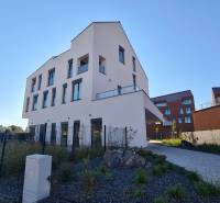 Új építés a Pozsony-Jarovcén található Gyöngy utcában, modern ablakokkal és rendezett környezettel.