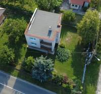 Családi ház Rakoľubochban, Újvágon, kerttel és szomszédsággal körülvéve.