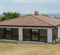 Családi ház Krupinán, a Kopanicákon, ferde tetővel és panorámaablakokkal.