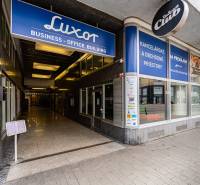 Irodák kiadók a Luxor épületében a Pozsony-Óvárosban, a Štúrova utcában.
