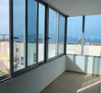 Üvegterasz tengerre néző kilátással a nyaraló apartmanban.