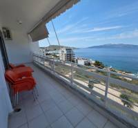 A szabadidős apartman erkélye Sarandëban, kilátással a tengerre és a környékre.