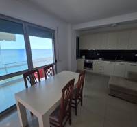 Konyha és étkezőasztal egy tengerre néző nyaraló apartmanban.