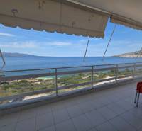 A sarandëi nyaraló apartman erkélye, kilátással a tengerre és a környező tájra.