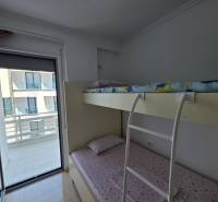 Emeletes ágy a rekreációs apartman hálószobájában, kilátással az erkélyre.