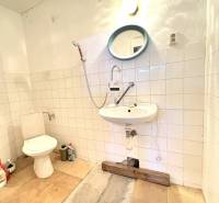 Kis fürdőszoba zuhanyzóval és WC-vel a raktárakban és csarnokokban.