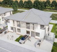 3 szobás lakás külső része Lužiankyban parkolóval és zöld növényzettel.