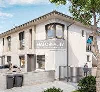Családi ház Lužiankyban parkoló autókkal és rendezett környezettel.